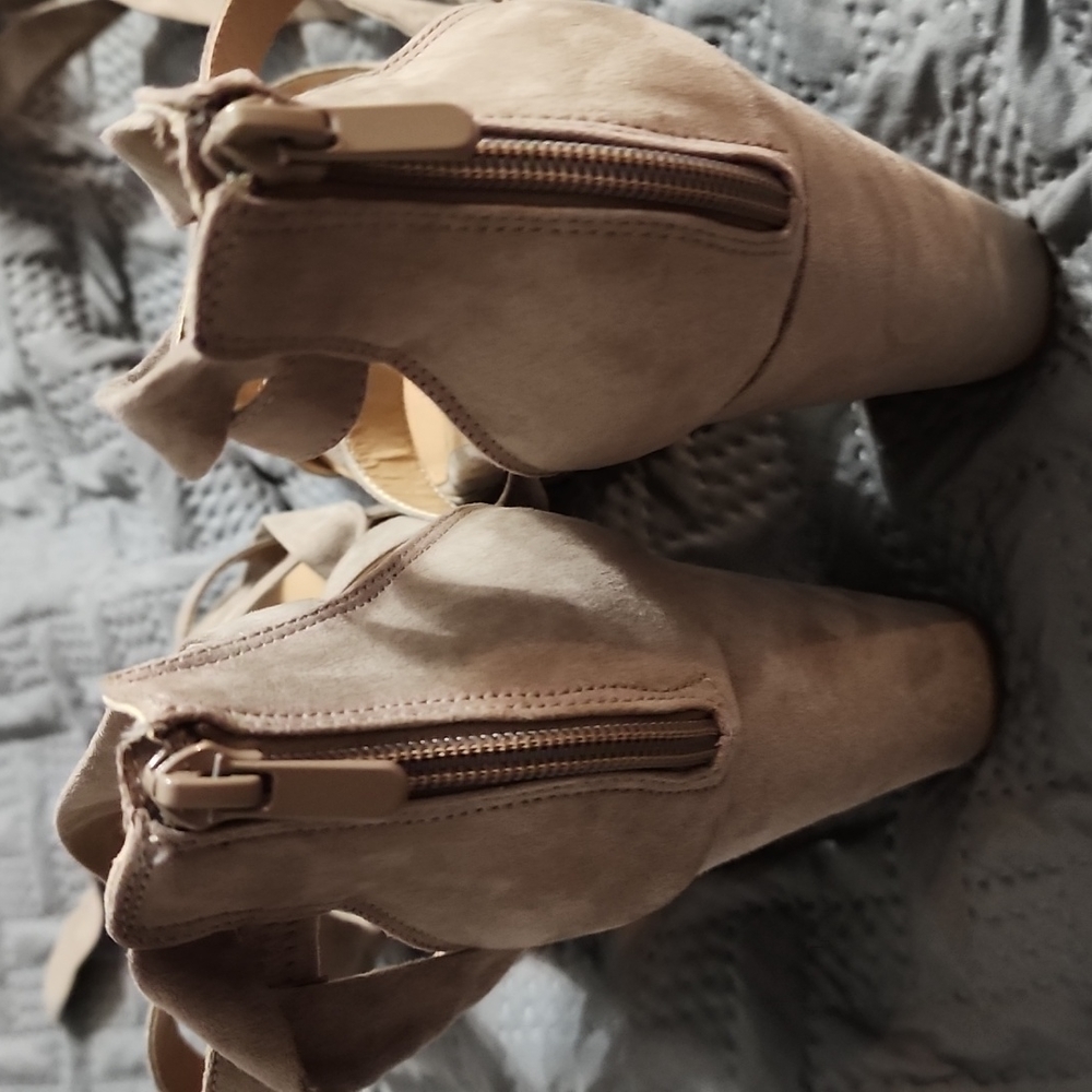 NWT Faux Suede Taupe Laceup Platform heels Torrid Sz 9.5 - Picture 4 of 8